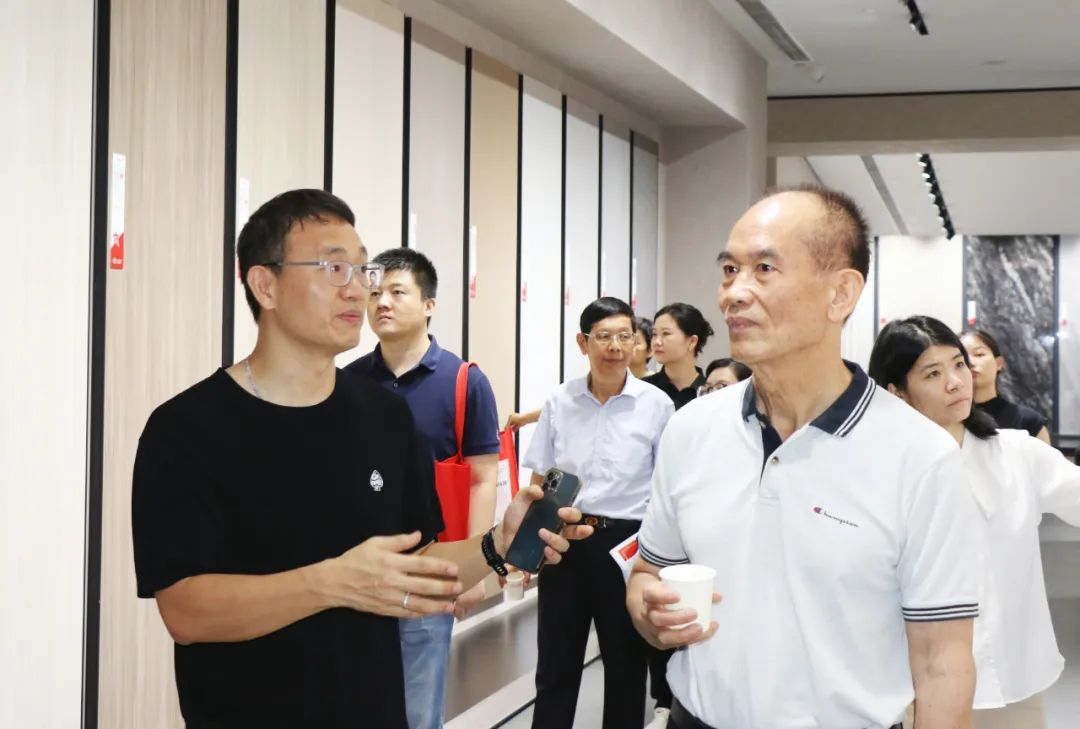 2024新銳榜專家評(píng)審團(tuán)蒞臨大將軍瓷磚總部考察，點(diǎn)贊品牌實(shí)力！(圖2)