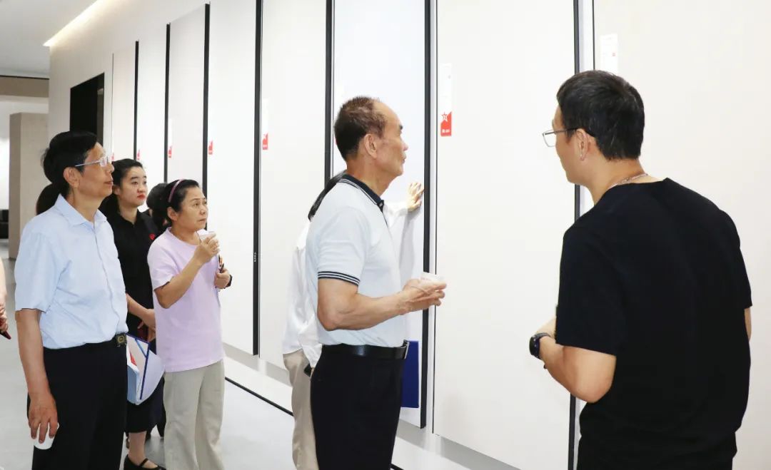 2024新銳榜專家評(píng)審團(tuán)蒞臨大將軍瓷磚總部考察，點(diǎn)贊品牌實(shí)力！(圖3)