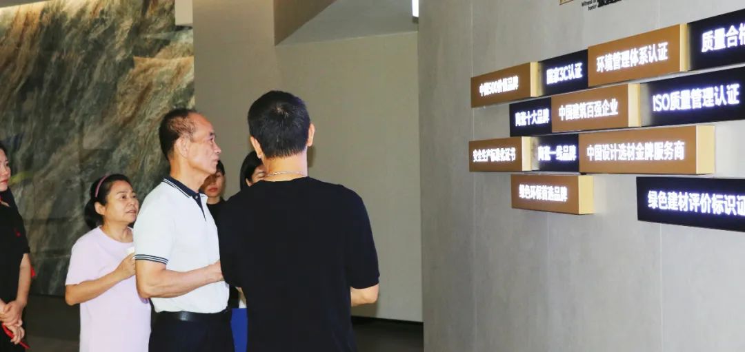 2024新銳榜專家評(píng)審團(tuán)蒞臨大將軍瓷磚總部考察，點(diǎn)贊品牌實(shí)力！(圖5)