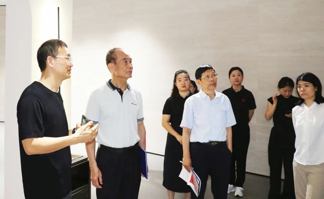 2024新銳榜專家評(píng)審團(tuán)蒞臨大將軍瓷磚總部考察，點(diǎn)贊品牌實(shí)力！(圖4)