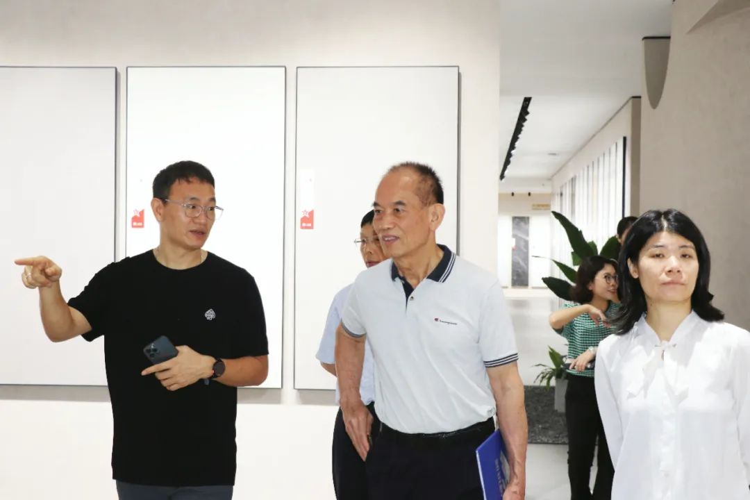 2024新銳榜專家評(píng)審團(tuán)蒞臨大將軍瓷磚總部考察，點(diǎn)贊品牌實(shí)力！(圖7)
